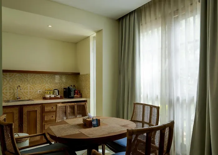 Fourteen Roses Boutique Hotel, Kuta 4* レギャン
