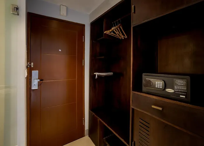 Fourteen Roses Boutique Hotel, Kuta فندق