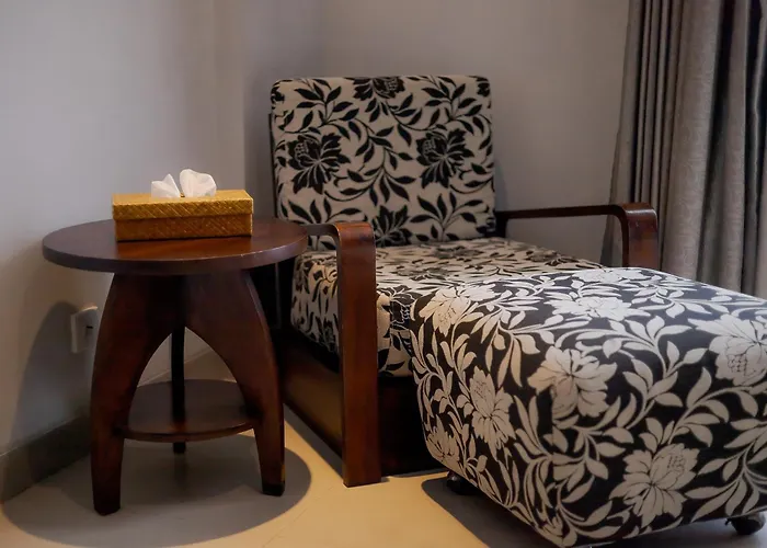 ホテル Fourteen Roses Boutique Hotel, Kuta 4*