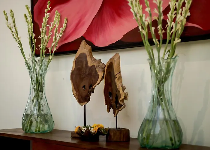 Fourteen Roses Boutique Hotel, Kuta ホテル レギャン