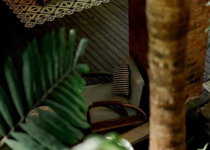 Fourteen Roses Boutique Hotel, Kuta ホテル レギャン