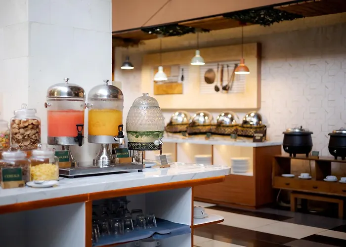 Fourteen Roses Boutique Hotel, Kuta ホテル 4*