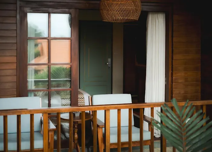 Fourteen Roses Boutique Hotel, Kuta ホテル レギャン