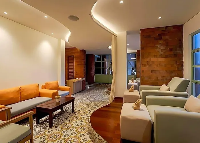 Fourteen Roses Boutique Hotel, Kuta ホテル 4*