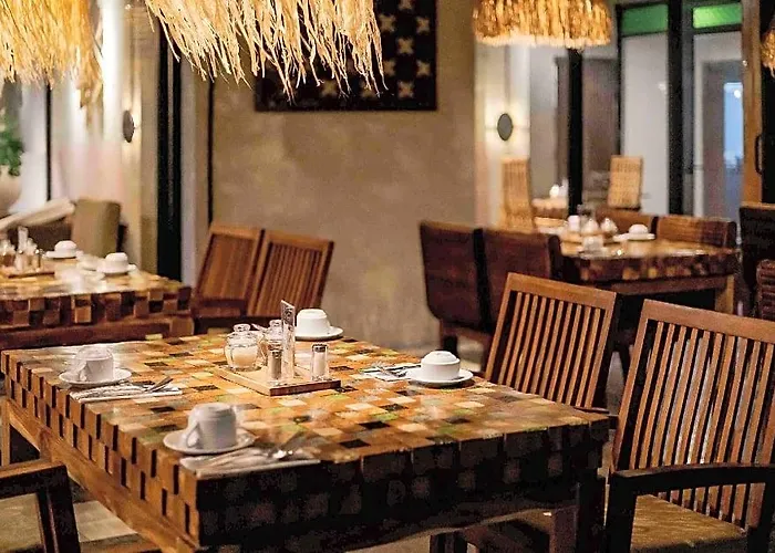 Fourteen Roses Boutique Hotel, Kuta ホテル 4*