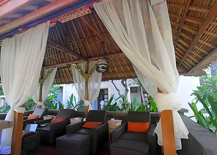 Fourteen Roses Boutique Hotel, Kuta ホテル レギャン